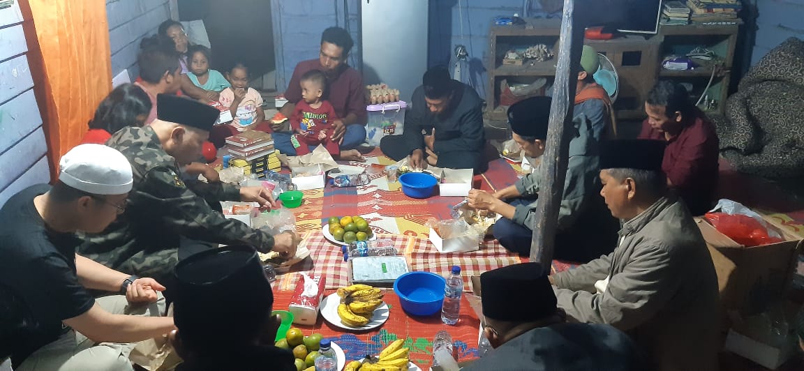 Bapak Gubernur, Bapak Kadis dan Forkopimda lainnya sahur bersama di rumah penerima bantuan RTLH (Bpk. Fajri/Ibuk. Niar) di Desa Jati Kec. Sipora Utara Mentawai..