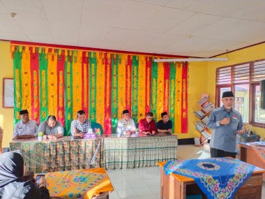 Gubernur sumbar didampingi kadis pmd dan beberapa OPD lingkup pemprov silaturrahmi dengan guru dan siswa SMA N 1 Mentawai yg terletak di desa Sioban kecamatan Sipora Selatan
