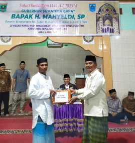 Kadis PMD memberikan bantuan dari dinas PMD Prov. Sumbar kepada jemaah masjid Nurul Amin Sioban, mentawai yg wakili oleh ketua Masjid
