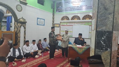Gubernur sumbar didampingi oleh Sekretaris DPMD dalam rangka kunjungan Tim Safari Ramadhan Pemprov Sumbar di masjid Al Hidayah kel. Air dingin, Kec. Lembah segar, Kota Sawah Lunto
