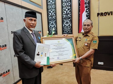 Gubernur Sumatera Barat Terima Lencana dan Piagam Satya Bhakti Inovasi dari Kemendes