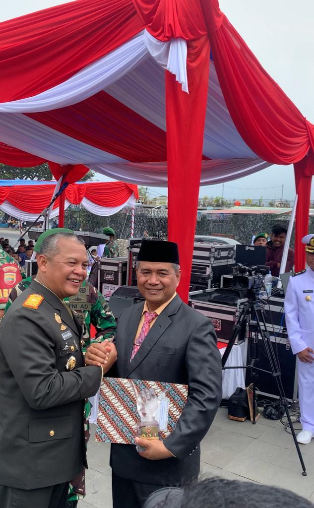 Bapak kepala Dinas menerima Penghargaan Dinas Terbaik Pada HUT TNI ke 78