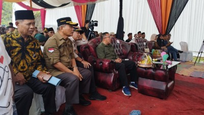 Gubernur Sumatera Barat di dampingi oleh  kepala Dinas PMD Prov. Sumbar  dalam rangka acara Dialog  pengelolaan sumber daya alam  berbasis perhutanan sosial di Nagari Pagadih Kecamatan Palupuh Kab. Agam