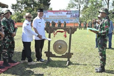 Gubernur Sumbar Mahyeldi didampingi Bupati Tanah Datar memukul gong tanda dibukanya TMMD ke-120
